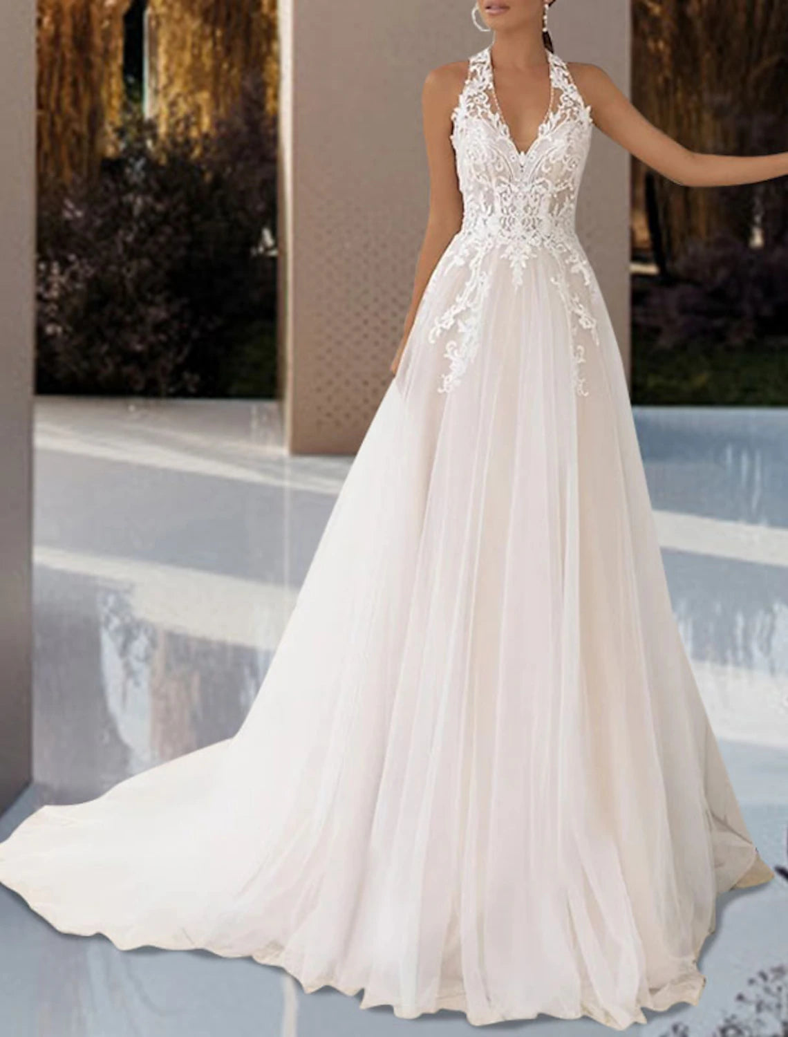 Beach Open Back Wedding Dresses A-Line Halter Neck Sleeveless Court Train Lace Bridal Gowns With Pleats Appliques